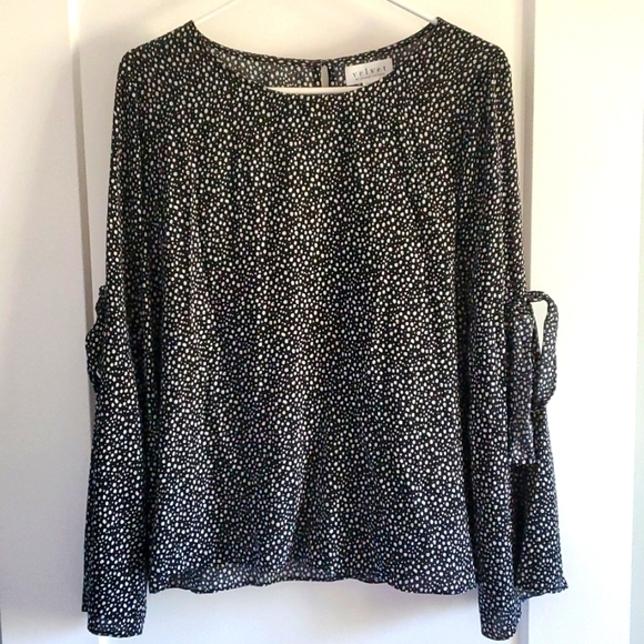 Velvet By Graham and Spencer polkadot blouse size medium - Picture 2 of 6